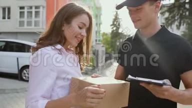 送货服务。 妇女从快递公司领取包裹